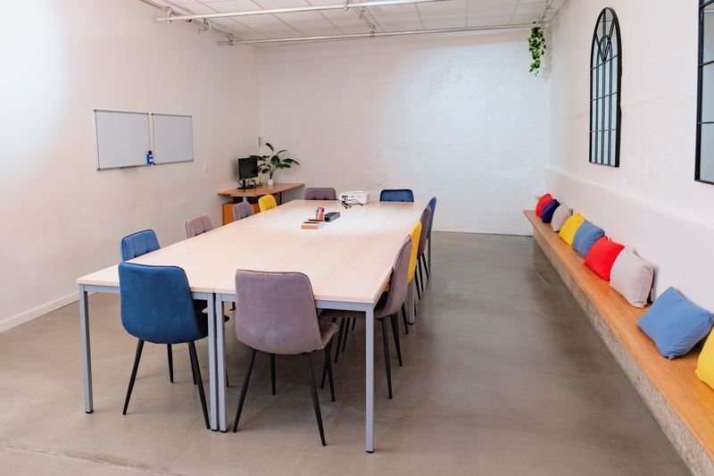 La salle vue depuis l'autre extrémité, côté banquette et coussins
