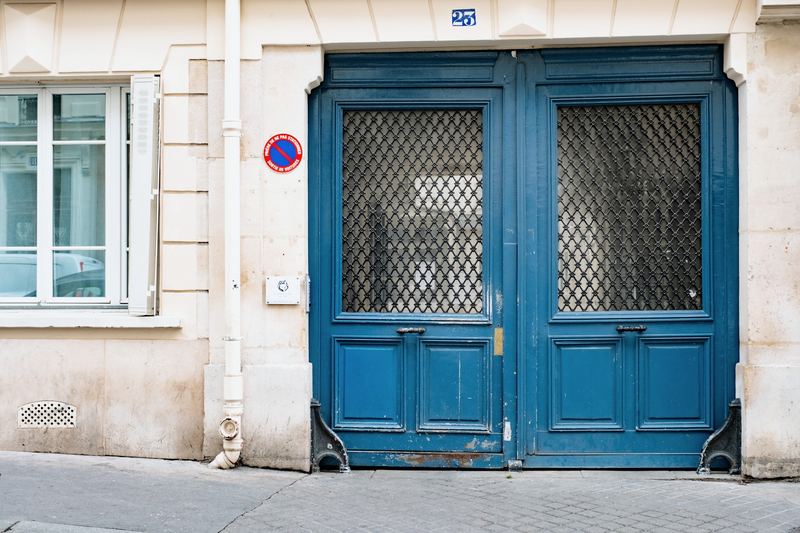L'entrée du 23 rue Chaudron — la porte cochère bleue