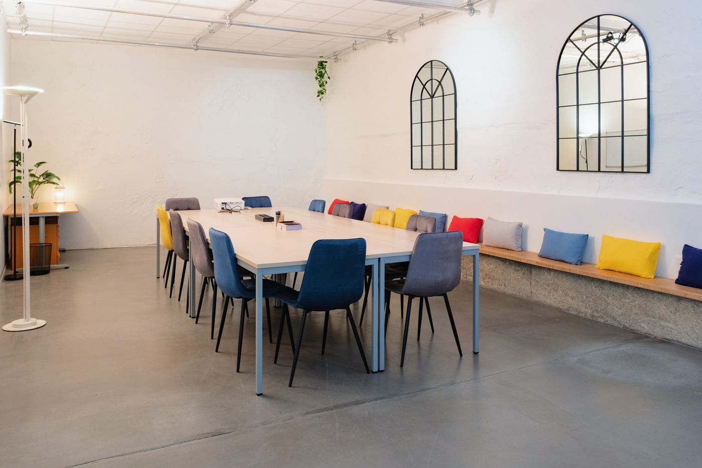 Le Show'dron — la salle de travail vue d'ensemble, mobilier coloré et miroirs arche