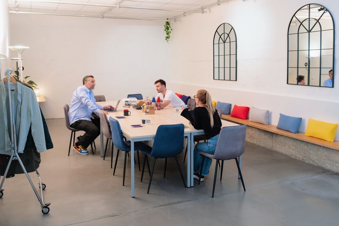 La salle de travail du Show'dron en cours d'utilisation par une équipe